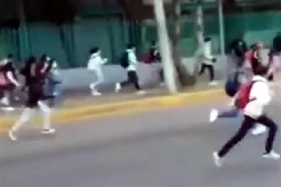 Videos captados por los alumnos evidencian que alumnos salieron corriendo tanto del CCH Azcapotzalco, como del Colegio de Bachilleres 1.