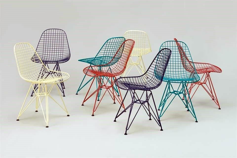 Las Eames Shell Chairs de plástico moldeado contienen cien por ciento de plástico reciclado post-industrial.