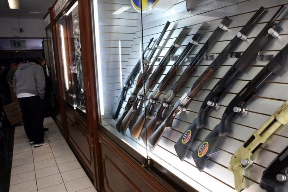 México emprendió una lucha legal contra fabricantes de armas en Estados Unidos al acusarlos de generar con sus productos violencia en territorio mexicano.