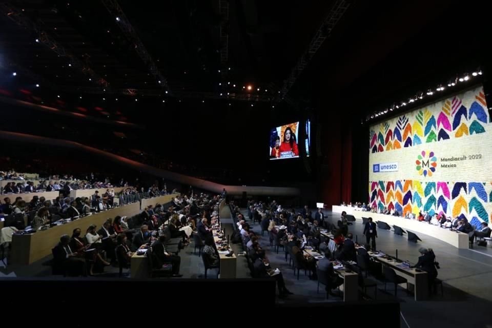 Con la asistencia de  ministros o viceministros de 136 países, una cifra de asistencia que supera a cualquier reunión organizada por la UNESCO hasta ahora, cerró ayer Mondiacult.