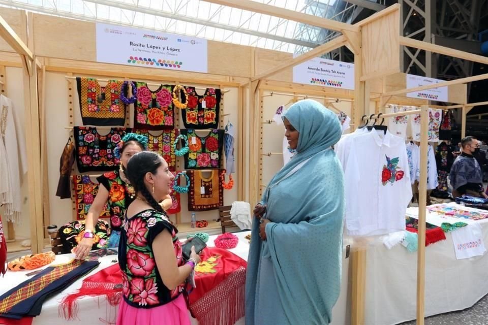 También se montó una expoventa con prendas tradicionales y artesanías de diversas regiones del País.