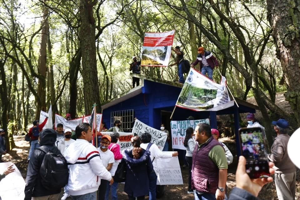 Vecinos de Cuajimalpa se manifestaron en contra de Desierto Bike Park en el Desierto de los Leones.