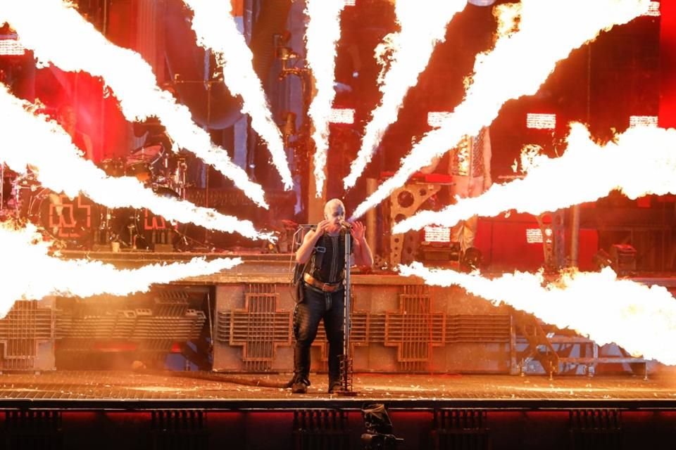 Till Lindemann, líder de la banda alemana, se mostró frenético y complació a sus seguidores.