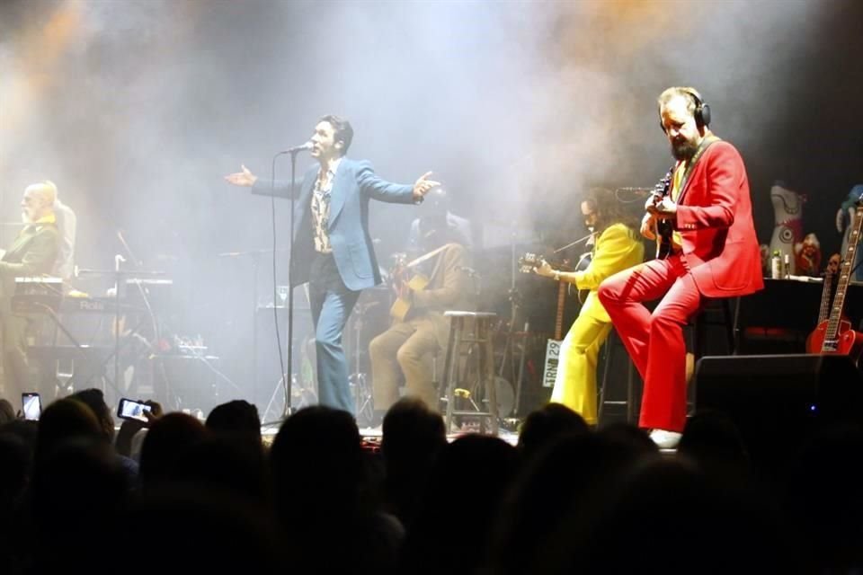 La banda conformada por Leonardo de Lozanne, Jay de la Cueva, Paco Huidobro, Iñaki Vázquez y Javier Ramírez 'Cha!', presentó anoche su MTV Unplugged que lanzó en 2020.