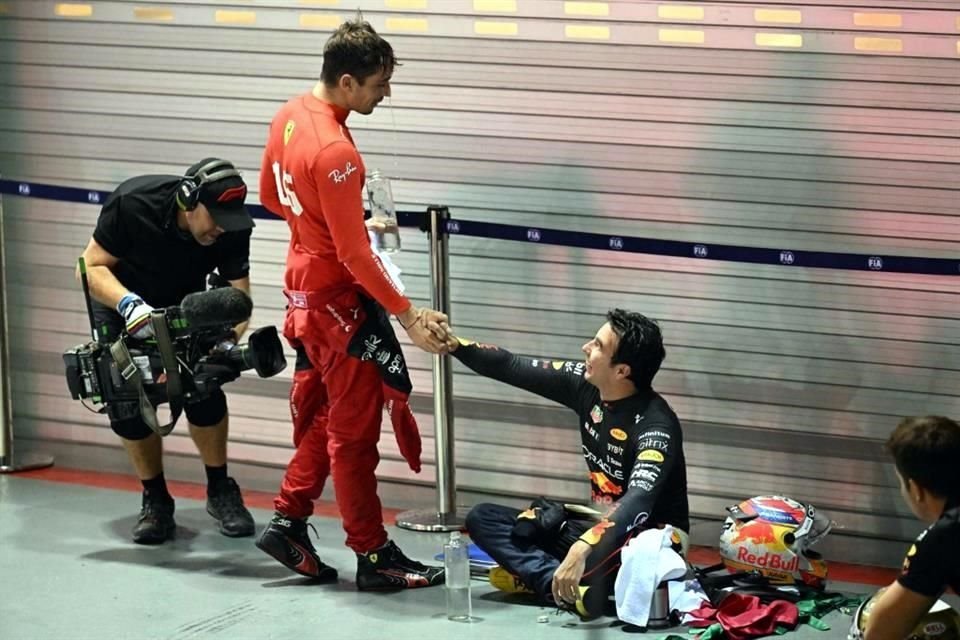 Leclerc felicitando a Pérez por su triunfo.