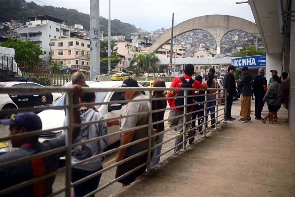 Personas hacen fila para votar en la favela de Rocinha.