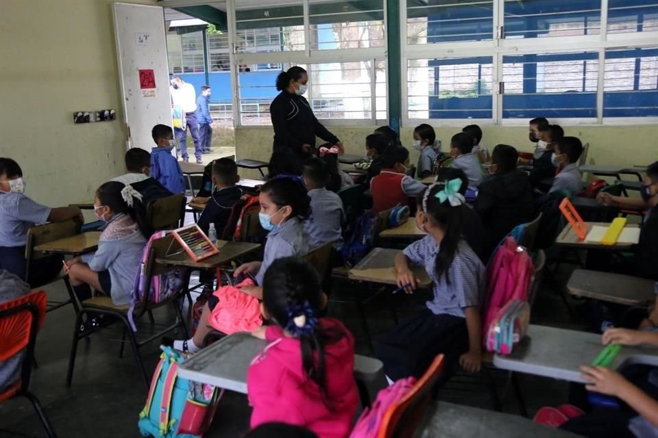 la SEP pretendía implementar el nuevo modelo educativo en un plan piloto con alrededor de mil escuelas. En la imagen, regreso a clases presenciales una una escuela en Chiapas.