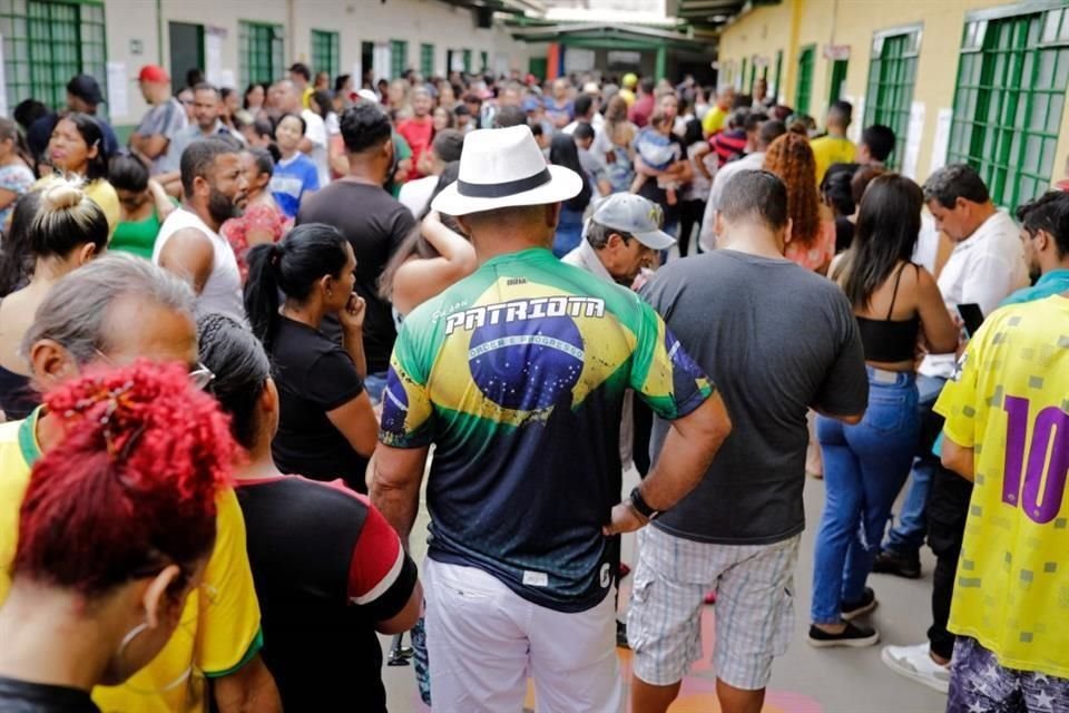 En Brasilia, los electores han tenido que esperar por hasta una hora debido a las largas filas.