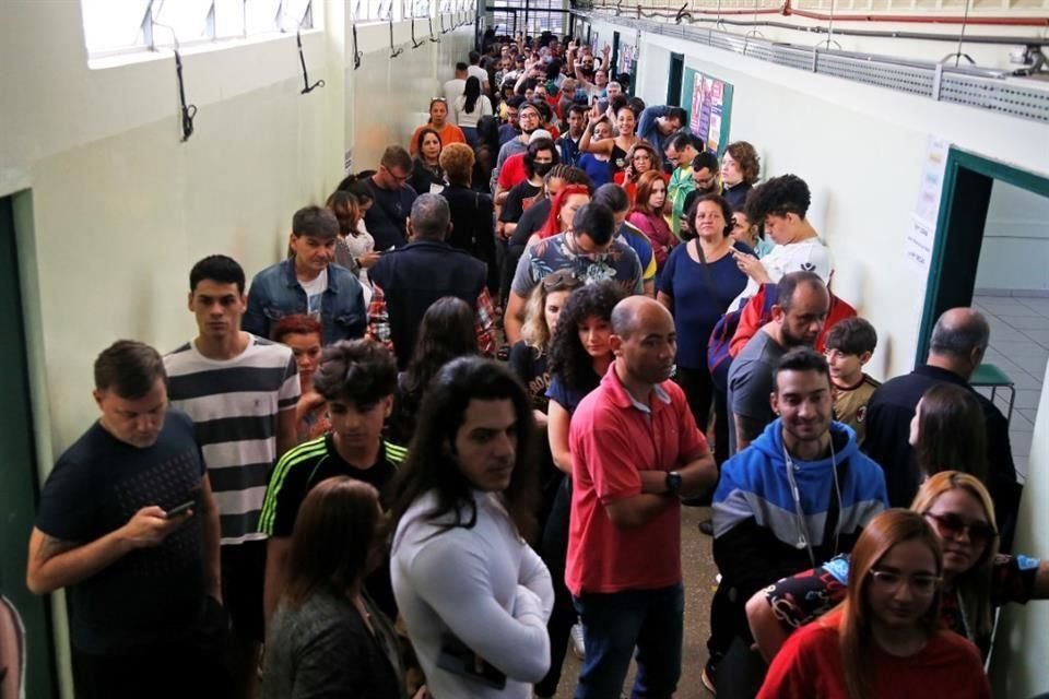 Vista de las filas en una casilla electoral de Sao Paulo.