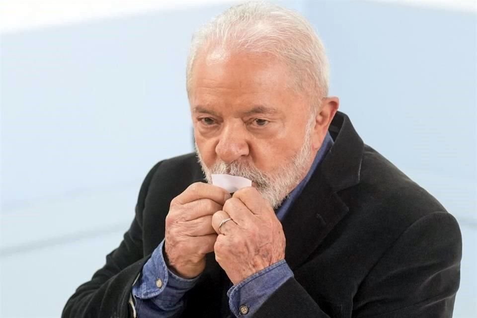 Luiz Inácio Lula da Silva besa su boleta electoral al emitir su voto este domingo.