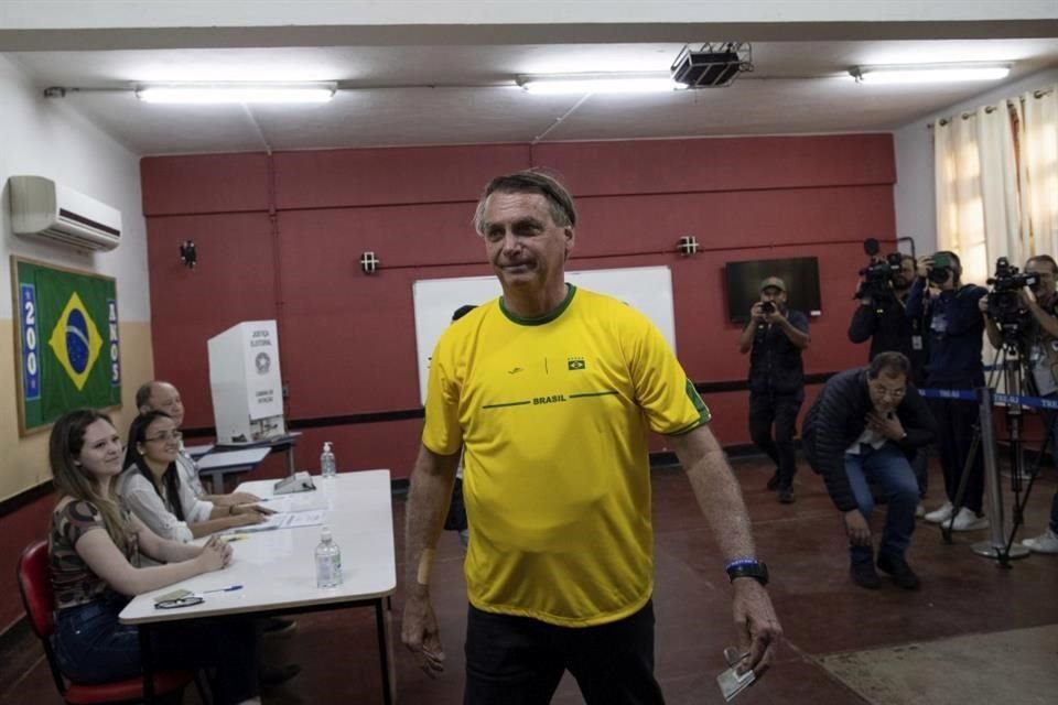 El Presidente brasileño Jair Bolsonaro luego de votar en Rio de Janeiro.