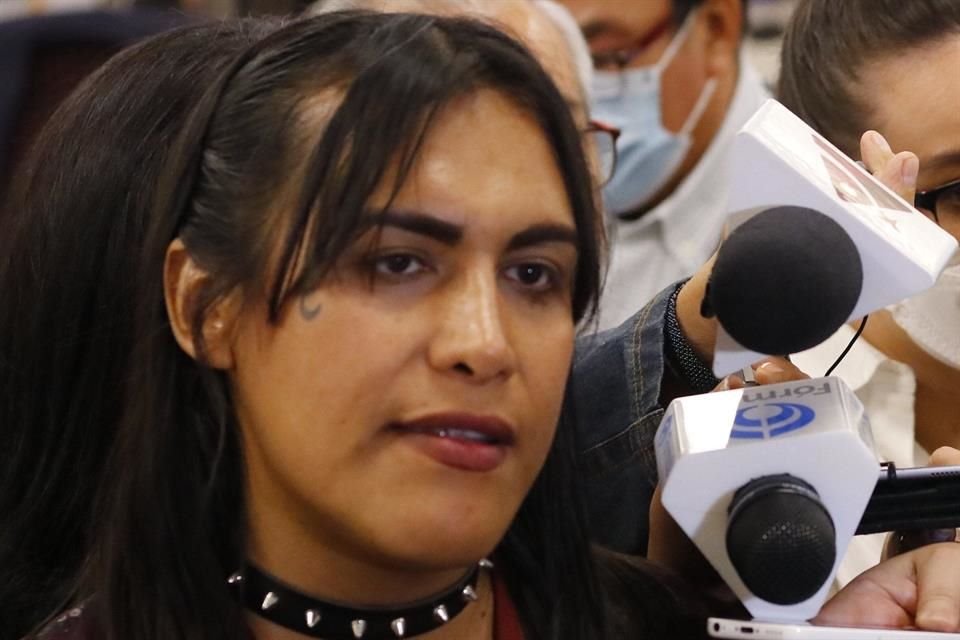 Coordinador de Morena en San Lázaro informó que su correligionaria María Clemente será investigada por difusión de videos sexuales.