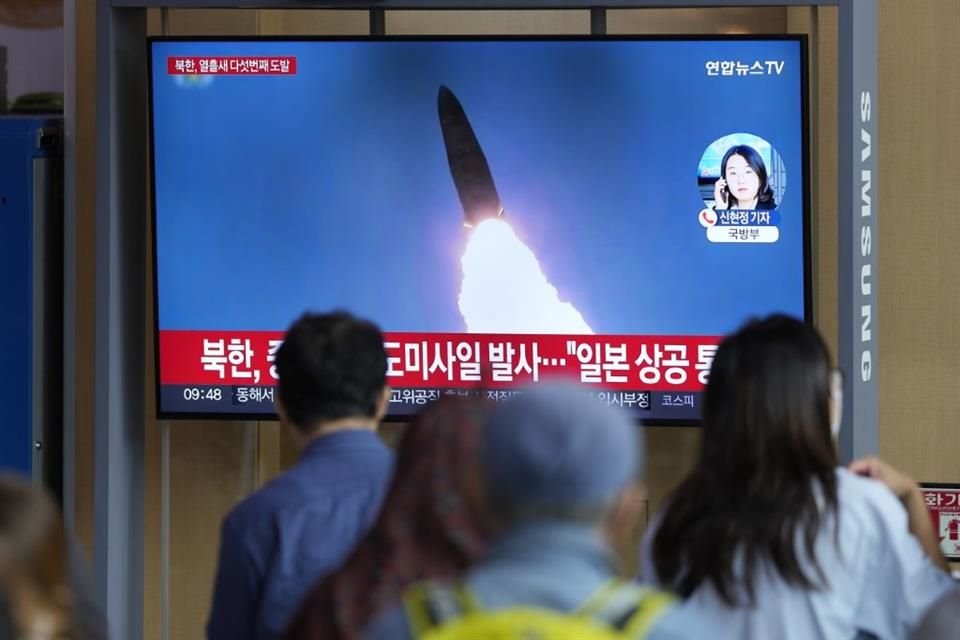 Corea del Norte disparó un misil balístico que cayó en el mar al este de Japón, de acuerdo con Tokio, que emitió una alerta a su población.