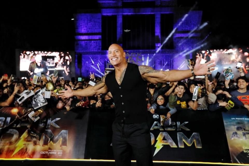 Cientos de fans se dieron cita en la CDMX para presenciar la alfombra negra de 'Black Adam', encabezada por Dwayne Johnson.
