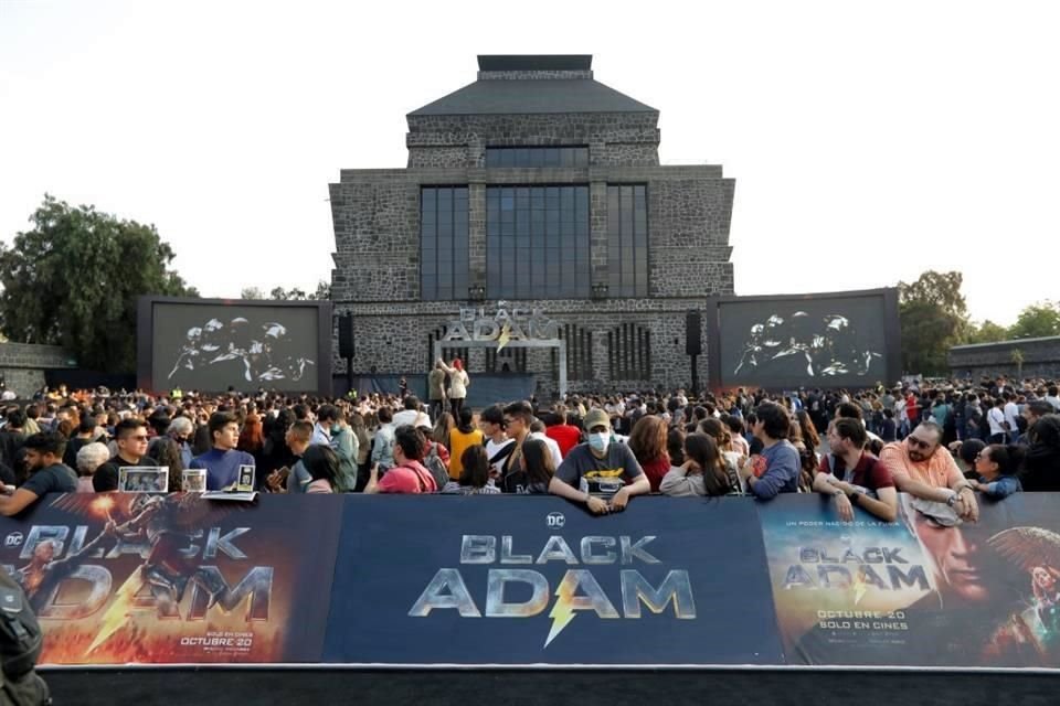 Personas de todas las edades se dieron cita este lunes en el Museo Anahuacalli para un evento especial de 'Black Adam'.