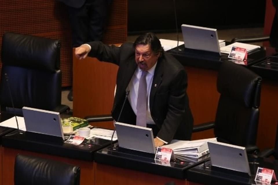 Luego que Lilly Téllez le dijo que se 'sentara y callara', el senador Napoleón Gómez Urrutia acusó que algunos legisladores han 'devaluado y degradado el nivel de debate'.