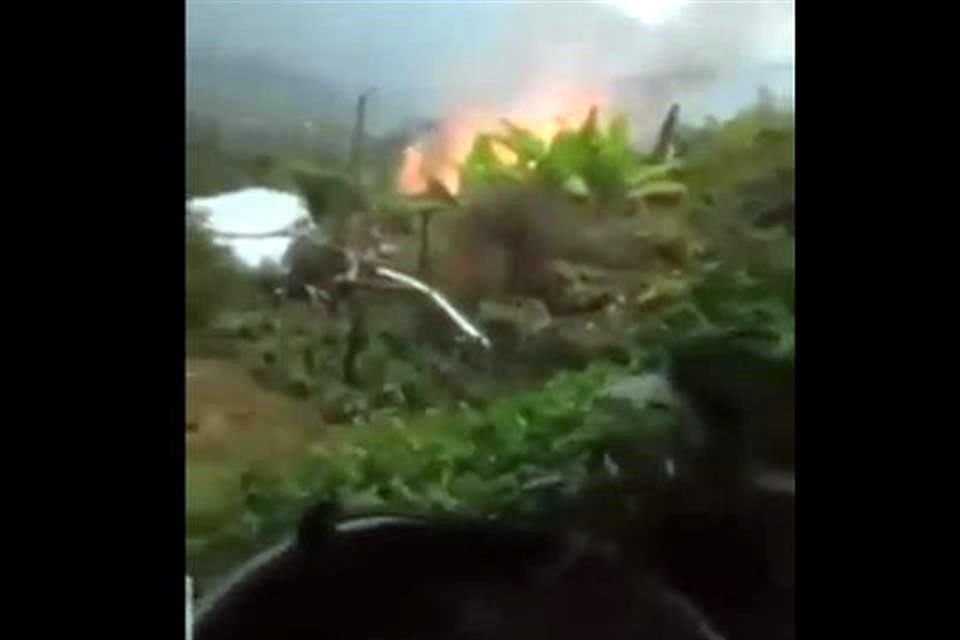 Pobladores captaron en video cómo un grupo armado realizó quemas de casas y ataques en el Municipio de Chenalhó, en Chiapas, durante el pasado lunes.