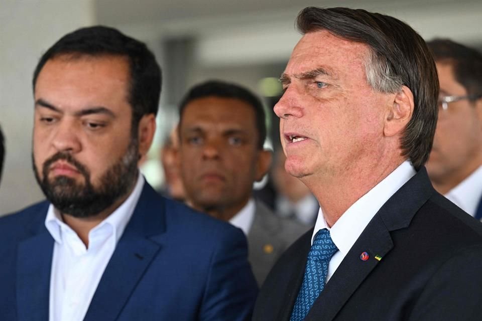 El Presidente Jair Bolsonaro habla con la prensa acompañado del Gobernador de Río de Janeiro, Claudio Castro, quien ganó la reelección el domingo pasado, en el Palacio de Planalto, en Brasilia.