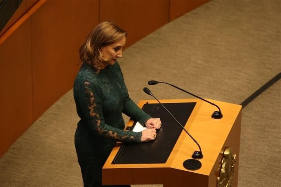 Claudia Ruiz Massieu del PRI contiene el llanto al responderle al senador Félix Salgado Macedonio.