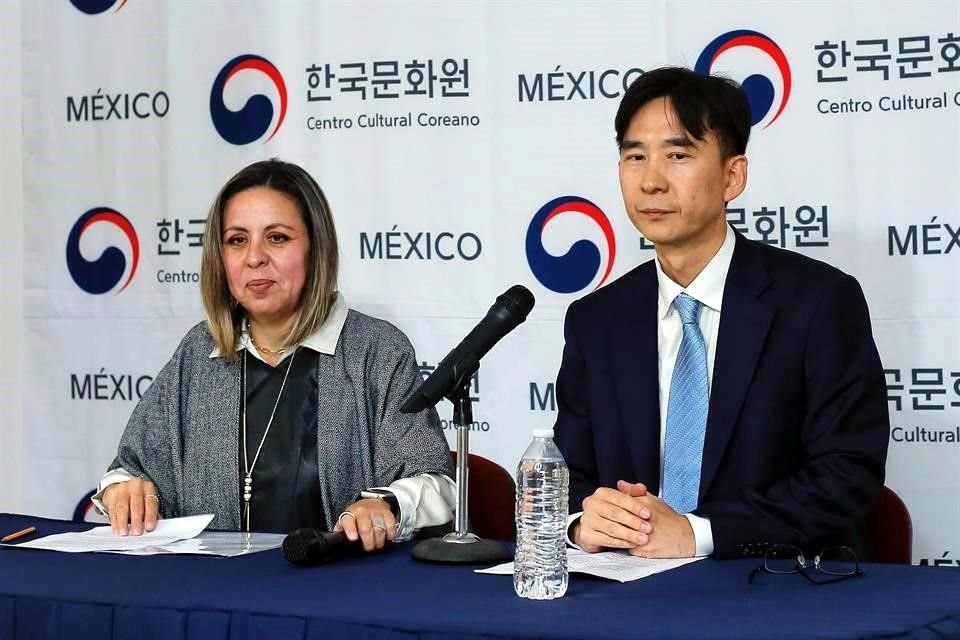 Mariana Aymerich, directora del Festival Internacional Cervantino, y Woo Pyo Jun, titular del Centro Cultural Coreano, ofrecieron este martes una conferencia de prensa.