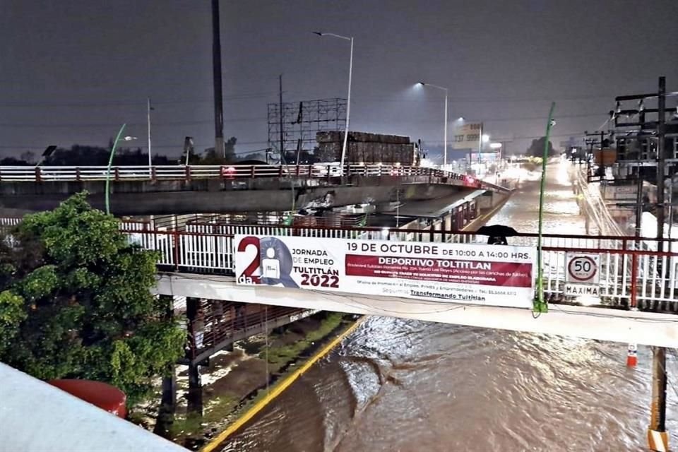 Fuertes lluvias en el norte del Valle de México provocaron inundaciones en el municipio de Tultitlán; Línea 2 de Mexibús suspendió servicio.