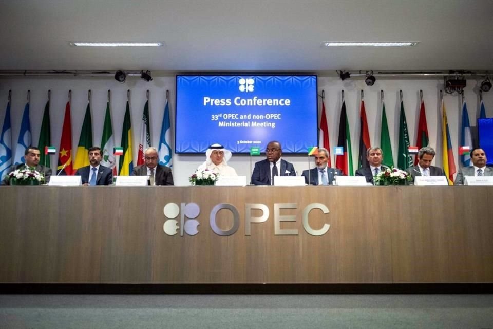 El cartel petrolero de la OPEP+ se reúne por primera vez cara a cara desde que se introdujeron las restricciones por el Covid en 2020.