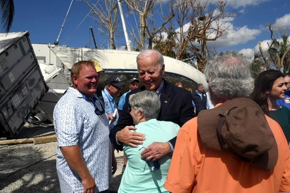 El Presidente Joe Biden abraza a una residente de Fort Myers, durante su visita a Florida.