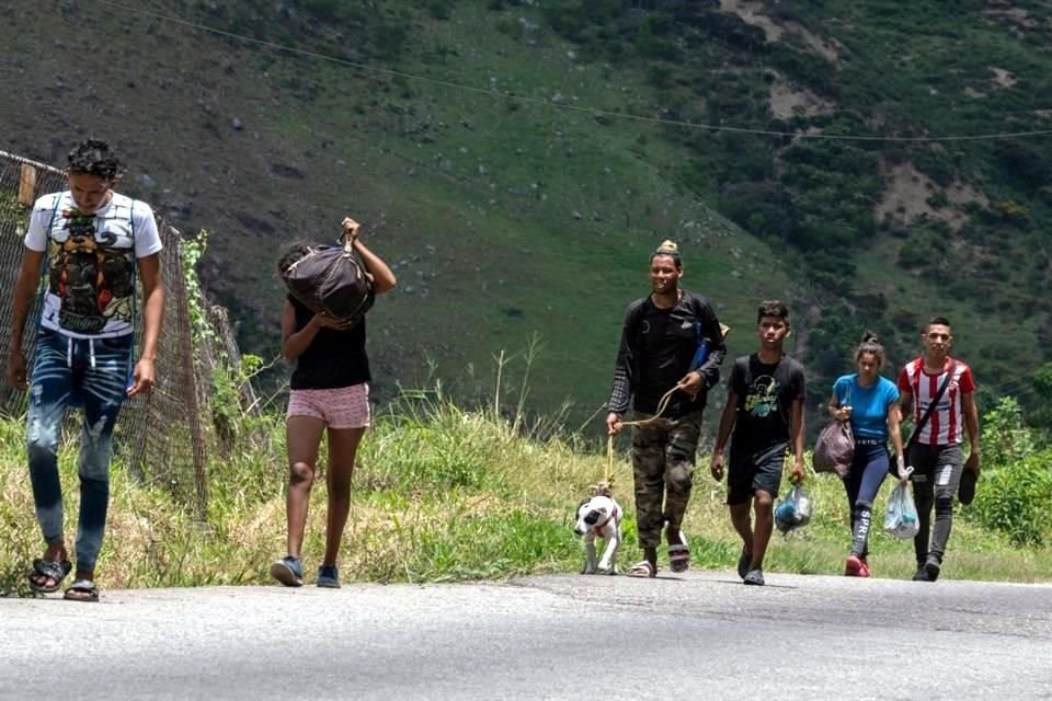 Un grupo de migrantes de Venezuela caminan hacia Colombia para llegar hacia EU, pasando por el Darién.