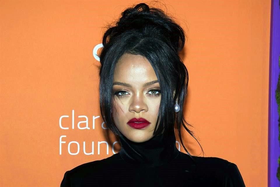 La cantante Rihanna está emocionada y nerviosa por su presentación en el medio tiempo del Super Bowl; varios artistas podrían acompañarla.
