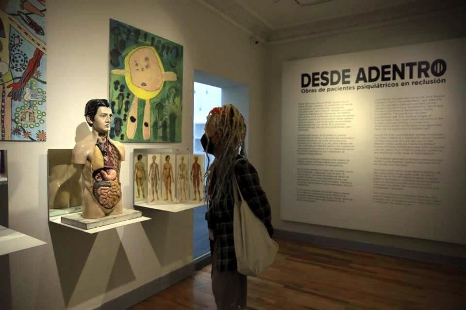 La expo, titulada 'Desde adentro', reúne obras realizadas en el taller que el artista visual Ricardo Caballero conduce en el Penal Femenil de Tepepan y el Centro Varonil de Rehabilitación Psicosocial.