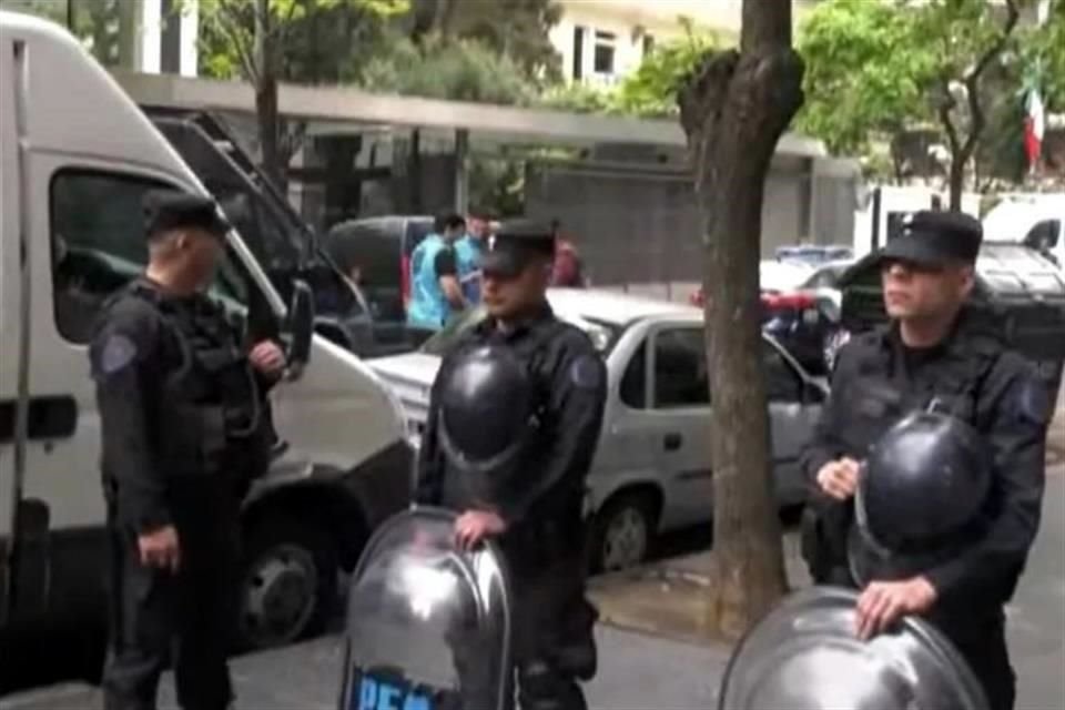 Oficiales de la Policía de Argentina vigilan el exterior de la Embajada mexicana.