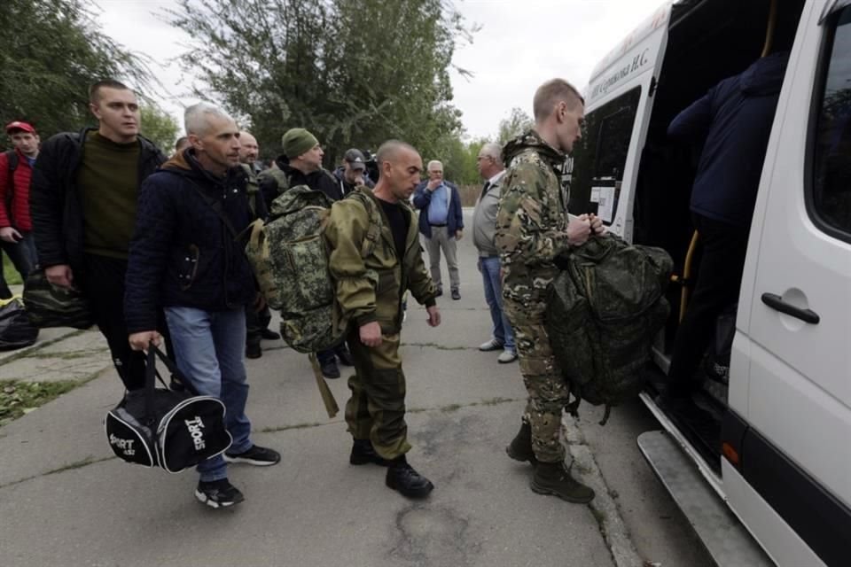 Reclutas rusos abordan una camioneta para ir a un centro de entrenamiento, en Volzhskiy.