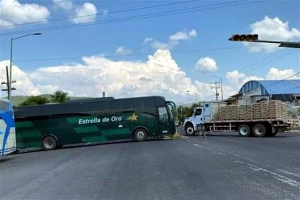 Pobladores bloquearon la vía federal hacia San Miguel Totolapan al mismo tiempo que un grupo armado realizó un ataque, en Guerrero.