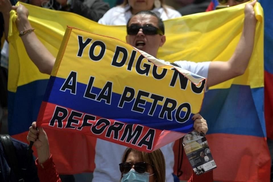 Personas marchan el 26 de septiembre pasado en contra de la regorma tributaria del Presidente Gustavo Petro, en Bogotá.