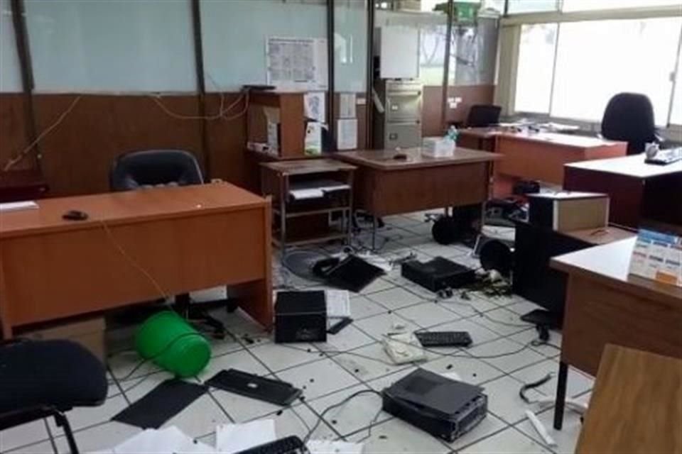 Las oficinas de la SEE ubicadas en Morelia, Michoacán, terminaron totalmente destrozadas por un grupo que irrumpióeste jueves.