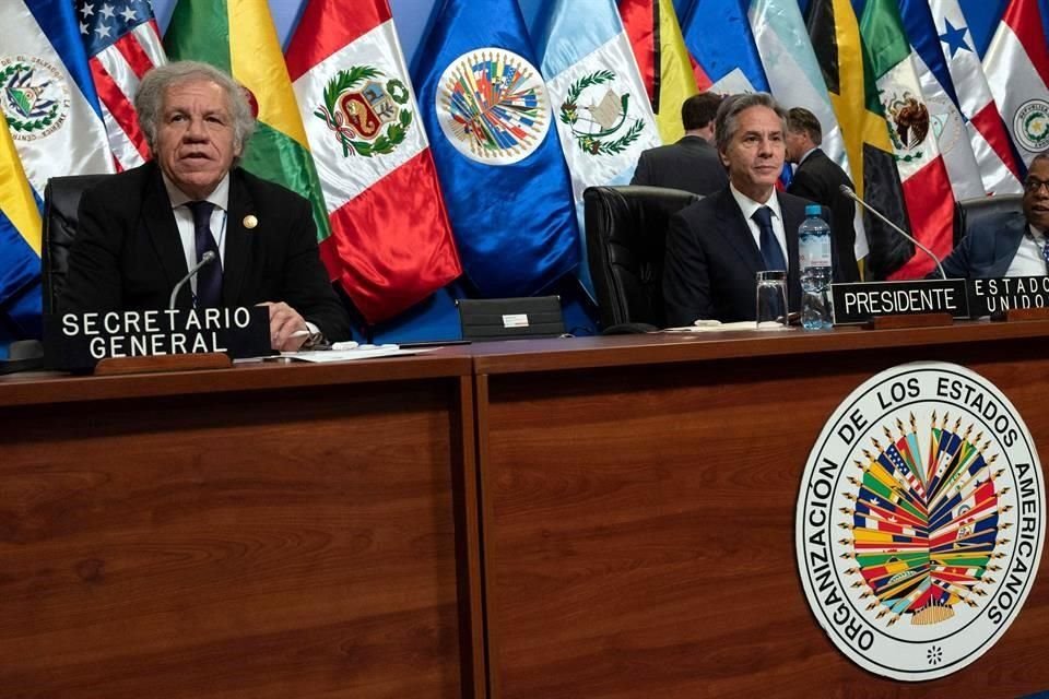 El secretario general de la OEA, Luis Almagro, y el Secretario de Estado de EU, Antony Blinken, durante una reunión en la Asamblea General de la organización en Lima