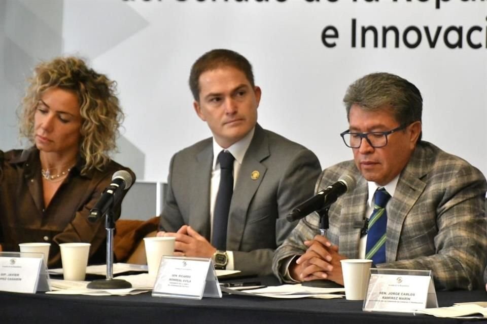 Javier López Casarín, presidente de la Comisión de Ciencia, Tecnología e Innovación (centro).