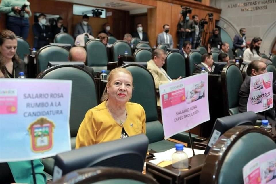 La bancada de Morena recibió a Del Moral con pancartas sobre el manejo del programa Salario Rosa para promoción personal.