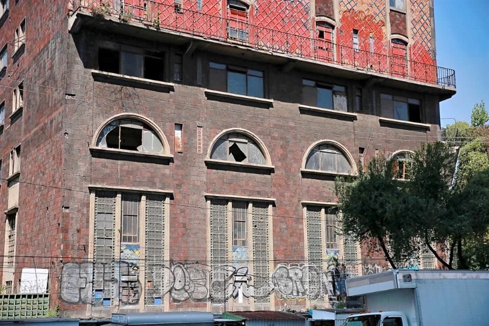 El edificio del ex hotel Posada del Sol fue donado para la Escuela de Derecho de la Universidad del Bienestar, pero sigue en ruinas.