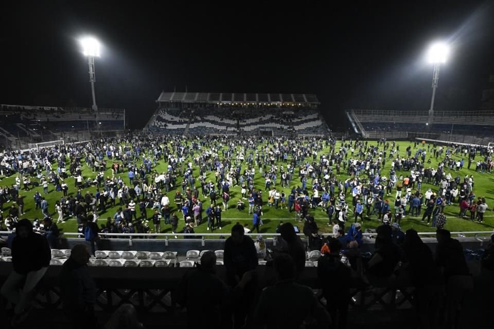 Cientos de personas se vieron afectadas por los incidentes afuera del estadio.