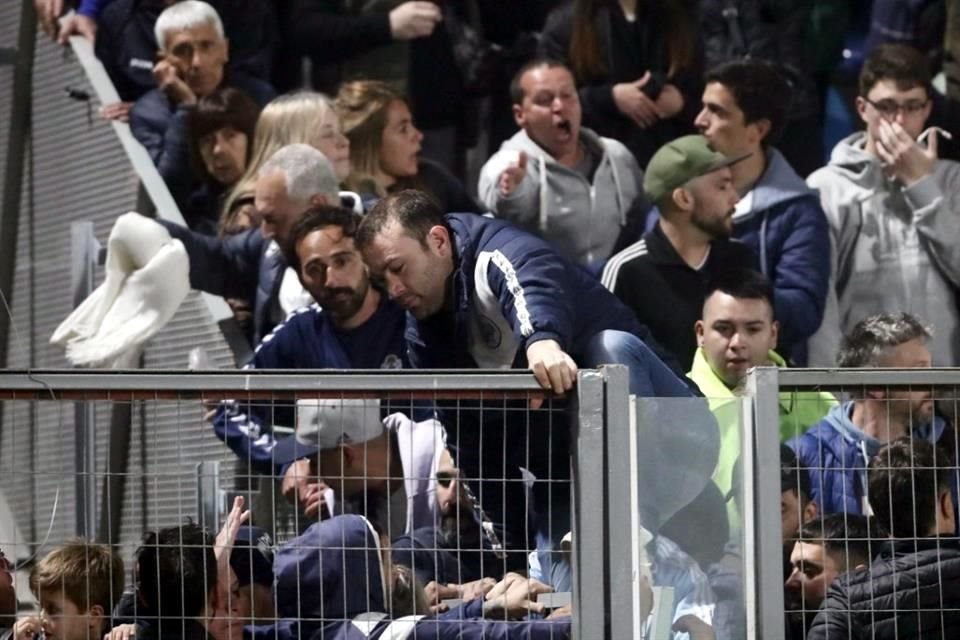 Hinchas de Gimnasia pugnaron por ingresar en un estadio ya repleto. La policía de Buenos Aires utilizó balas de goma y gases lacrimógenos en un intento por conseguir que la multitud se replegara.