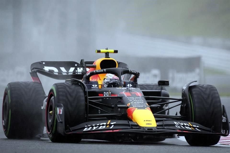 Sergio Pérez durante la segunda sesión de prácticas libres del Gran Premio de Japón.