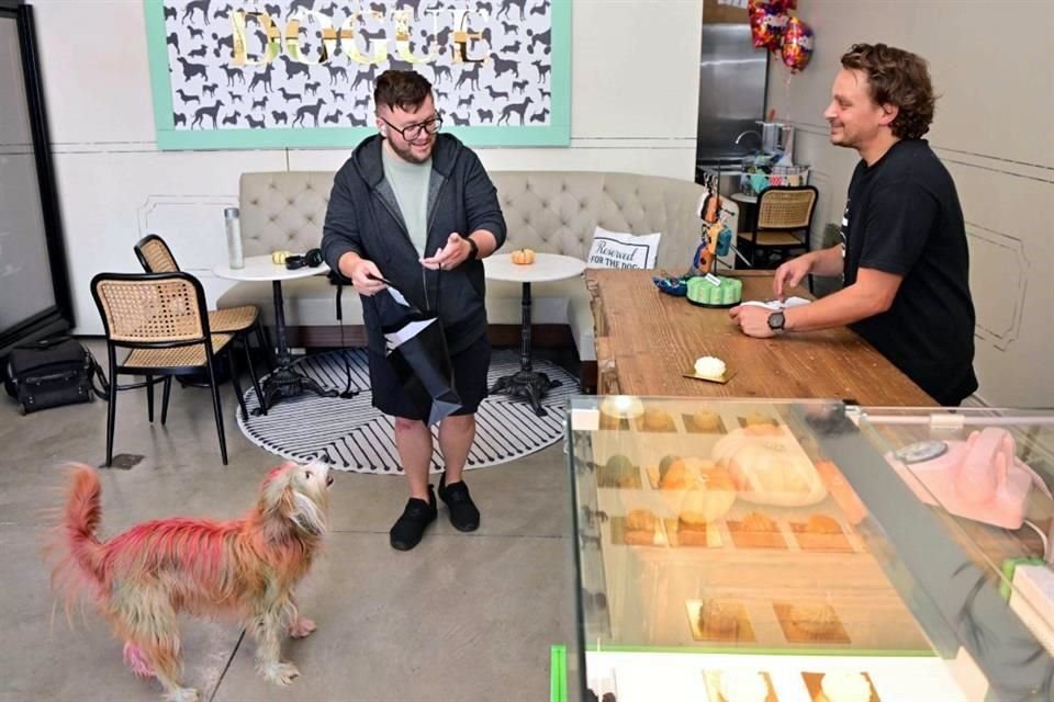 Joey Lake (izq.) compra artículos en Dogue, un restaurant para perros en San Francisco, California.