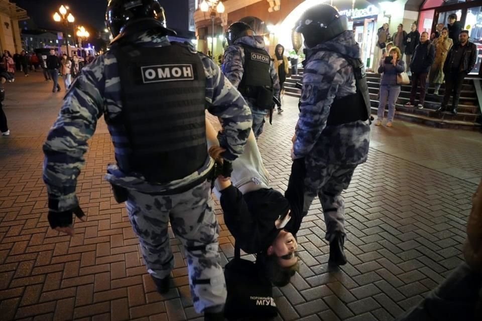Policías detienen a un manifestante el mes pasado durante las protestas contra la movilización militar en Rusia.