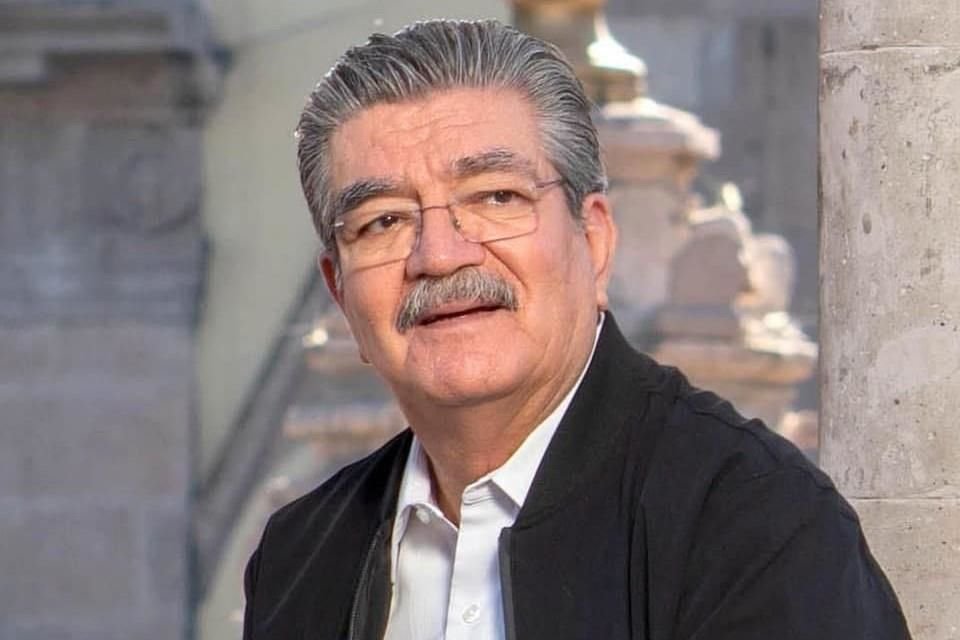 Juan Guzmán, candidato de PRD-PRI a diputación local de Guanajuato, fue atacado cuando viajaba en una camioneta en Moroleón, según reportes.