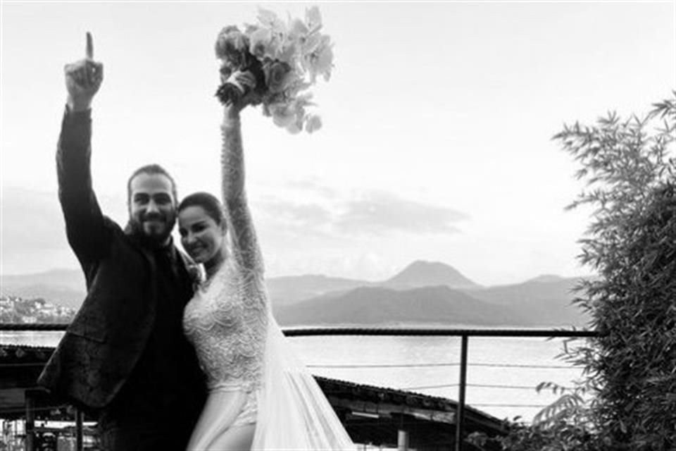 Después de anunciar su compromiso en septiembre, Maite Perroni compartió en redes sociales una fotografía de su boda con Andrés Tovar.