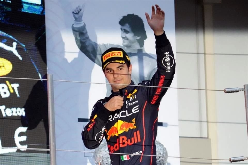 El segundo puesto fue para su compañero Sergio Pérez, mientras que Leclerc completó el podio. Eran los únicos con opciones para arrebatar el título a Verstappen al comienzo de la carrera.