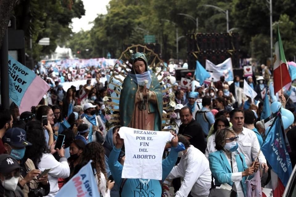 Miles de catlicos marcharon en contra del aborto desde el Auditorio Nacional al ngel de la Indenpendencia.