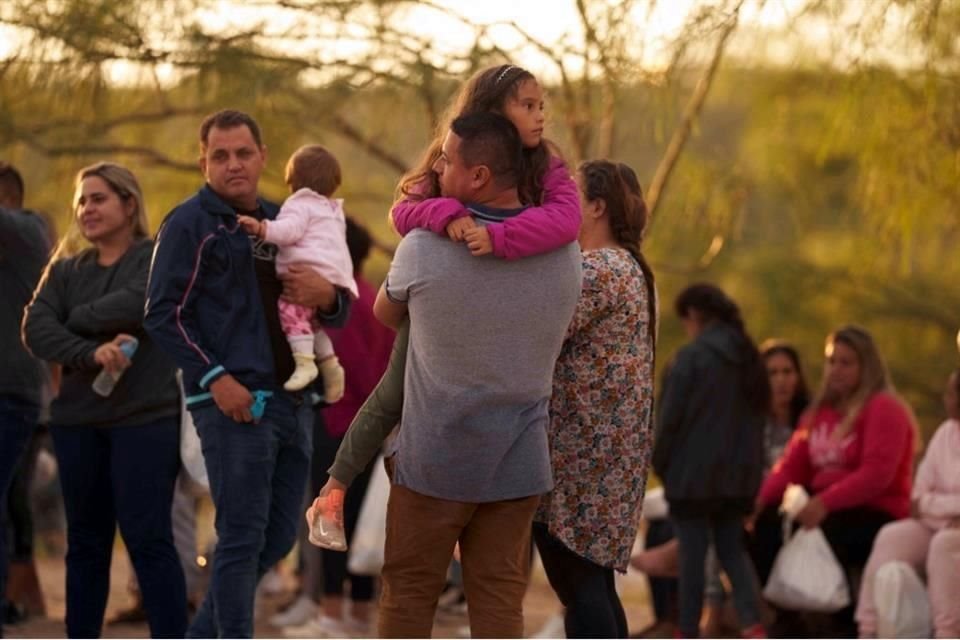 Un padre abraza a su hija luego de cruzar sin documentos a EU en Eagle Pass, Texas.