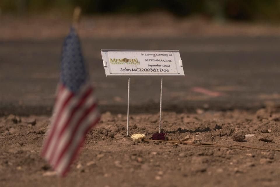 La tumba de un migrante fallecido que no pudo ser identificado se ve en el cementerio del condado de Maverick en Eagle Pass, Texas.